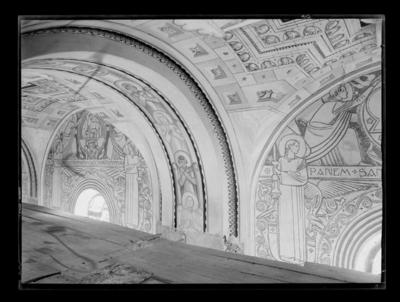 Affreschi e graffiti nella chiesa del Sacro Cuore a Lugano - navata sinistra