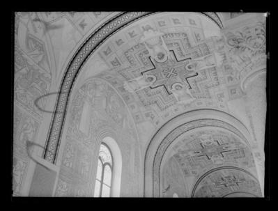 Affreschi e graffiti nella chiesa del Sacro Cuore a Lugano - navata sinistra