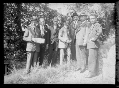 Gruppo di uomini (?)