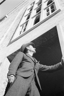 L'architetto Giacomo Alberti davanti alla chiesa di S. Teresa a Viganello