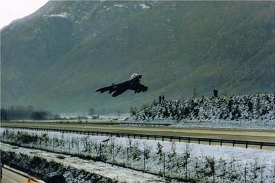 Decollo di un jet militare dall'autostrada a Lodrino