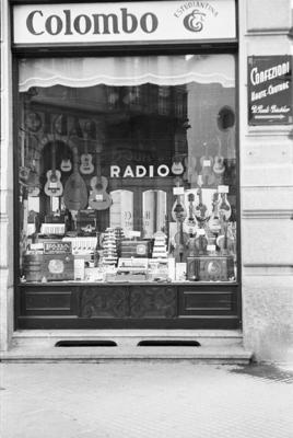 Vetrina del negozio di musica Colombo a Lugano