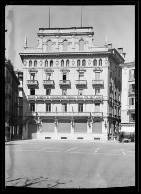 Facciata principale su Piazza Riziero Rezzonico a Lugano dell'edificio dell'arch. Otto Maraini