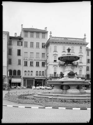 Pasticceria Saipa e fontana Bossi in Piazza Riziero Rezzonico a Lugano