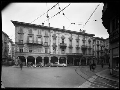 Piazza Dante e negozi a Lugano