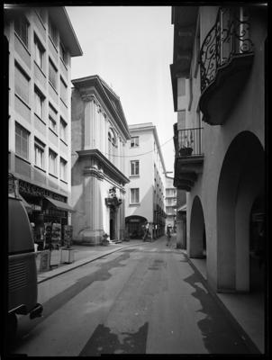 Via Nassa a Lugano con la chiesa di S. Carlo