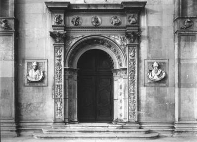 Facciata della cattedrale di San Lorenzo a Lugano. Portale centrale