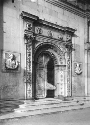 Facciata della cattedrale di San Lorenzo a Lugano. Portale centrale con i due profeti