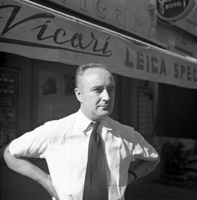 Vincenzo Vicari davanti allo studio di Viale Carlo Cattaneo a Lugano