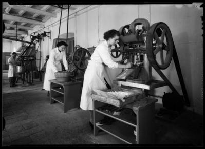 Tre operai al lavoro presso la fabbrica Pola a Melano