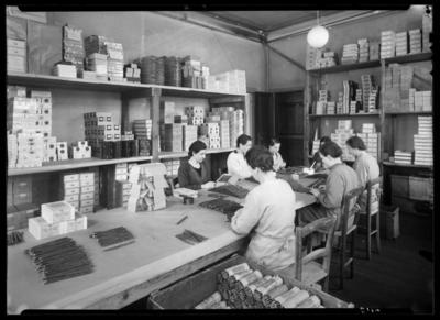 Imballaggio di sigari alla Fabbrica "La Nazionale" di Chiasso