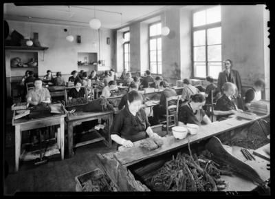 Sigaraie al lavoro alla fabbrica "La Nazionale" di Chiasso