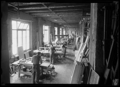 Falegnami al lavoro presso la fabbrica di mobili Bizzozero a Chiasso