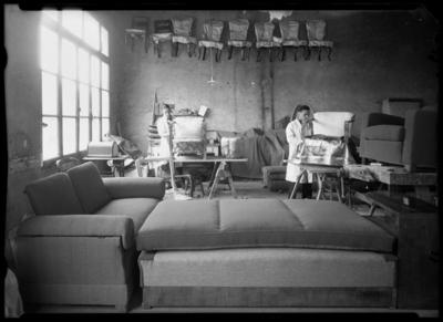 Due tappezzieri al lavoro presso la fabbrica di mobili Bizzozero a Chiasso 