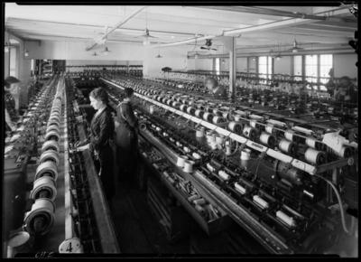 Macchinari e operaie all'interno della fabbrica Segoma di Riva San Vitale
