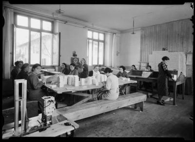 Reparto di imballaggio della fabbrica "La Nazionale" a Chiasso