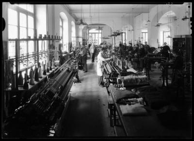 Operai al lavoro presso la fabbrica di maglieria Riva-Pinchetti a Lugano