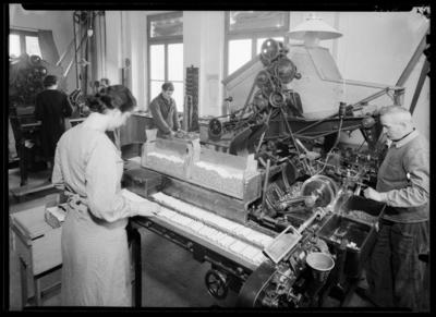 Produzione di sigarette alla fabbrica "La Nazionale" a Chiasso