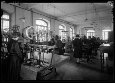 Sarte al lavoro presso la fabbrica di maglieria Riva-Pinchetti a Lugano