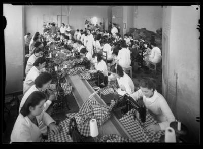 Sarte al lavoro presso la camiceria Lavelli a Lugano