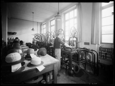 Operai al lavoro presso il cappellificio Moresi di Mendrisio
