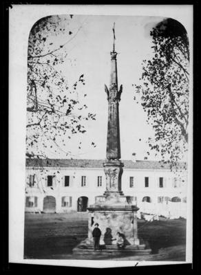 Obelisco in Piazza Castello a Lugano in una fotografia di Grato Brunel del 1897