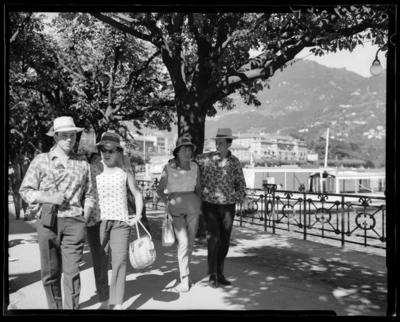Turisti sul lungolago di Lugano