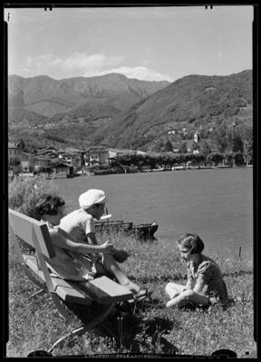 Bambini in riva al lago a Caslano