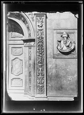 Dettaglio del portale della cattedrale di S. Lorenzo a Lugano