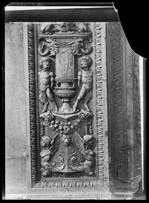 Dettaglio del portale della cattedrale di S. Lorenzo a Lugano