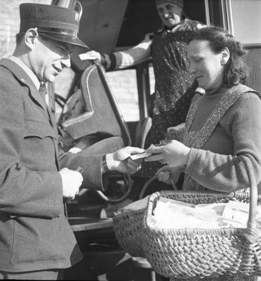 Servizio postale e donne al mercato