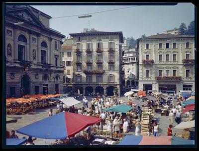 Mercato in Piazza della Riforma a Lugano