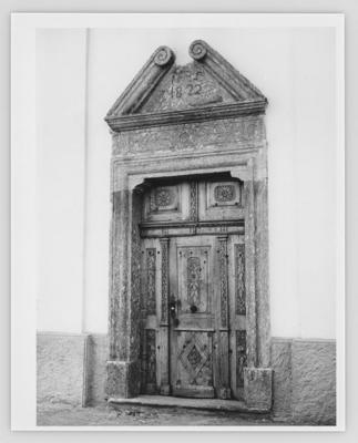 Portale della chiesa dei SS. Maccabei ad Ambrì (Quinto)