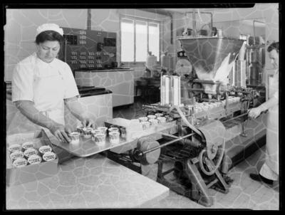 Produzione dei gelati Luganella della pasticceria Unternährer di Lugano