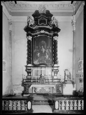 Altare con la pala raffigurante la Madonna col Bambino in trono di Simone Peterzano nella chiesa di S. Maurizio a Bioggio