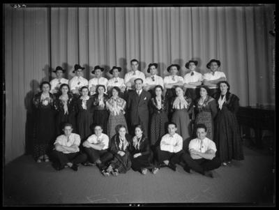 Gruppo dei Canterini del Ceresio con il maestro Filipello