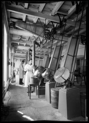 Due operai al lavoro presso la fabbrica Pola di Melano