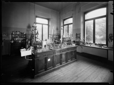 Interno del laboratorio cantonale di chimica di Lugano