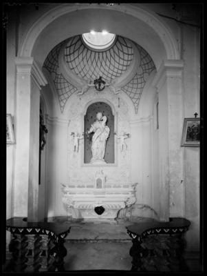 Altare in stucco nell'oratorio di S. Rocco a Riva San Vitale