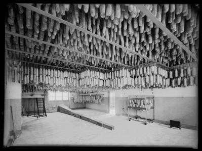Stagionatura dei salami alla salumeria Volonté a Viganello