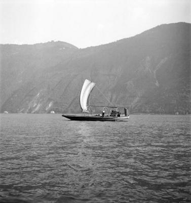 Barca a vela latina sul lago di Lugano