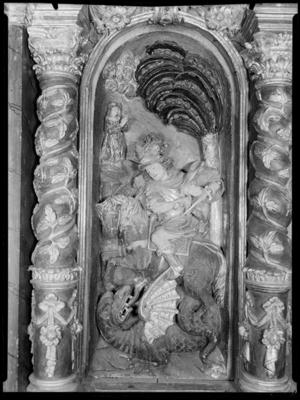 Dettaglio del tabernacolo ligneo raffigurante San Giorgio e il drago nella chiesa di S. Martino a Stabio