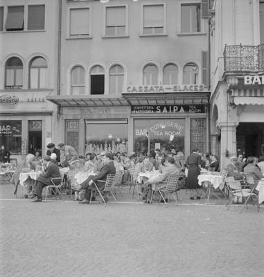 Tavolini all'esterno della pasticceria Saipa di Lugano