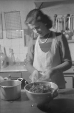 Donna che cucina