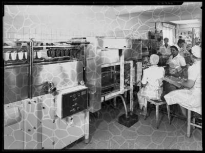 Produzione dei gelati Luganella della pasticceria Unternährer di Lugano