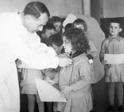 Visita del medico scolastico di Lugano dott. Ezio Bernasconi