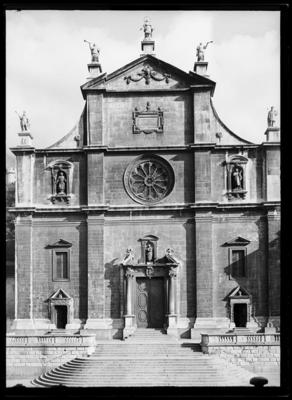 Facciata della chiesa collegiata dei SS. Pietro, Paolo e Stefano a Bellinzona