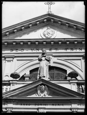 Dettaglio della facciata della chiesa della Santissima Trinità a Lugano