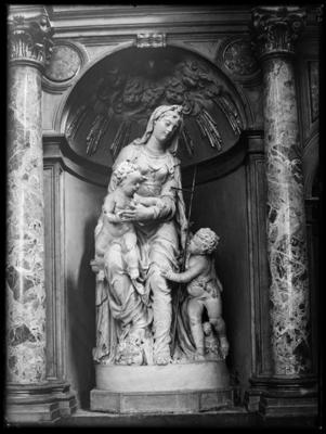 Statua raffigurante la Madonna col Bambino e S. Giovannino nella chiesa di S. Carpoforo a Bissone