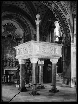 Il pulpito di destra della cattedrale di S. Lorenzo a Lugano